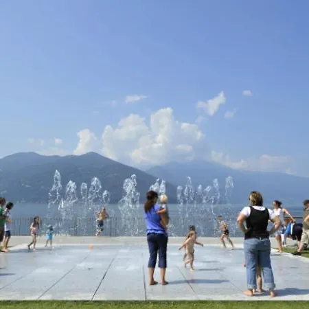 Апартаменты Sleeps 4 Pool Air Con Maccagno