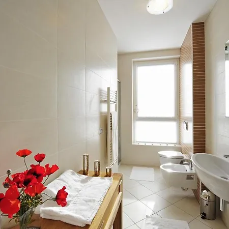 Sleeps 4 Pool Air Con Maccagno